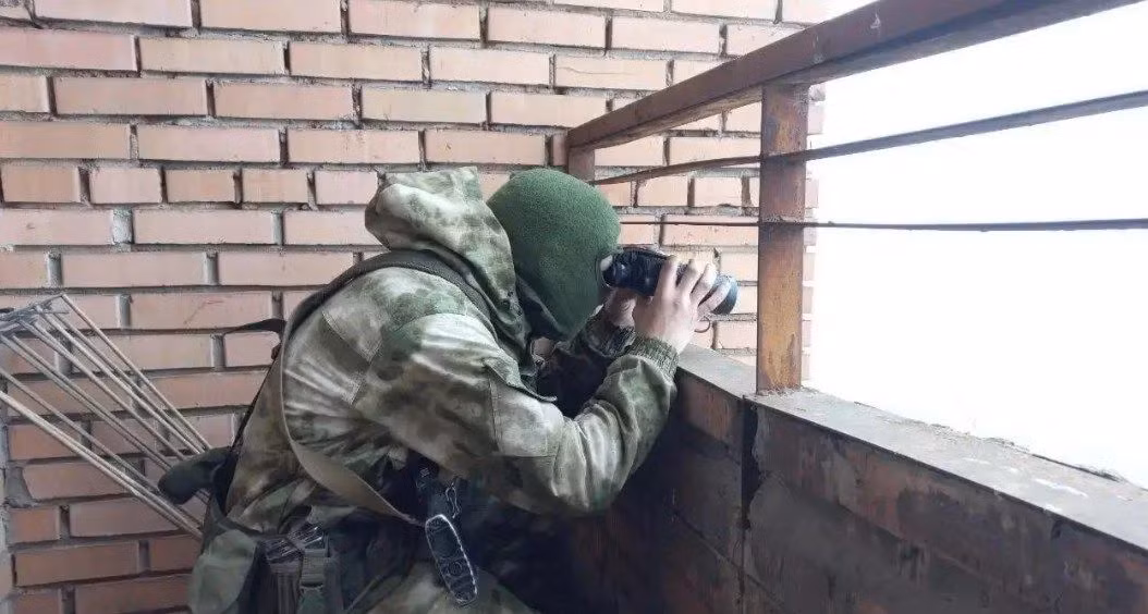 Tại chiến trường Donbass, Quân đội Ukraine đã thông thuộc địa hình và đã bố trí các đài quan sát và những trận địa pháo binh, cũng như chuẩn bị sẵn tọa độ mục tiêu. Nhưng khi cuộc chiến bắt đầu, những người lính Ukraine nhận ra rằng, cuộc chiến không đơn giản như họ nghĩ.