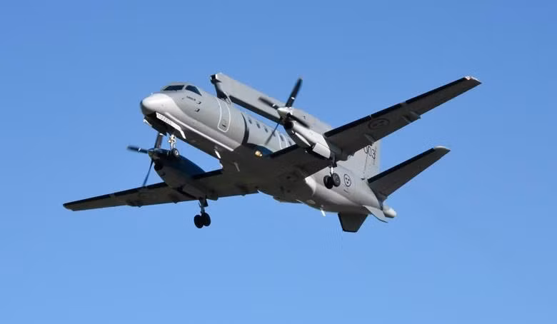 Saab ASC 340 là loại “radar bay”, có nhiệm vụ như một đài radar mặt đất hay trên tàu chiến. Nhưng do hoạt động ở độ cao lớn, nên tầm phát hiện mục tiêu xa hơn, ít “vùng mù” hơn các đài radar ở mặt đất hay trên các tàu chiến. AEW&amp;C Saab ASC 340 sử dụng thân máy bay chở khách 2 động cơ tầm ngắn; tốc độ không quá 482km/h và độ cao tối đa 7.620m.