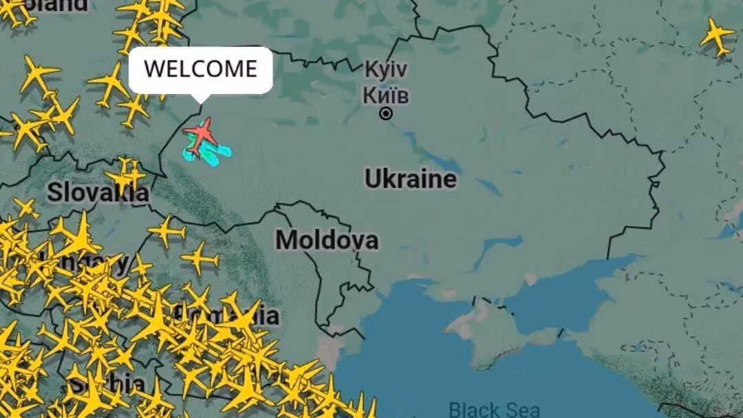 Nghi vấn về chiếc máy bay cảnh báo sớm xuất hiện trên không phận Ukraine, đã được trang Military Review của Nga cho biết, chiếc máy bay nghi vấn này, đã “xuất hiện” trên các bản đồ trực tuyến của các hệ thống theo dõi hàng không, hiển thị máy bay trên bầu trời khu vực Lviv với tên gọi thú vị là Welcome.