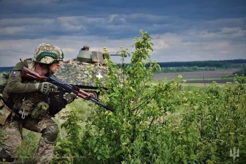 Trong những ngày qua, quân đội Nga đã giao tranh quyết liệt với quân Ukraine dưới gầm cầu và ngăn quân Ukraine vượt sông. Những nỗ lực của Ukraine nhằm cung cấp đạn và hậu cần đã bị chặn lại. Quân đội Ukraine chỉ thành công trong việc sơ tán những người chết và bị thương. Ảnh: UKB. 