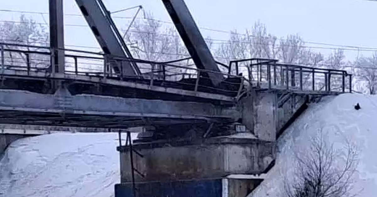 Theo một số thông tin của AFU, Nga cũng xây dựng ba cây cầu đường bộ và một cầu đường sắt tại tỉnh Donetsk, để cải thiện tuyến hỗ trợ hậu cần từ Tỉnh Rostov dọc theo Novoazovsk-Mariupol-Volnovakha-Donetsk nhằm đảm bảo khả năng cơ động quy mô lớn của quân đội.
