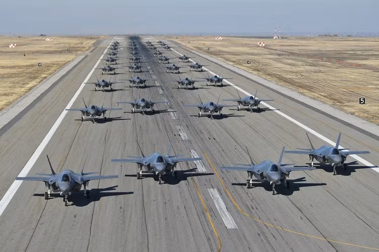 Một số quan chức Mỹ lo ngại rằng, việc F-35 thiếu tầm bay và khả năng tác chiến không đối không cần thiết, cho các hoạt động ở khu vực Thái Bình Dương, vì vậy họ có xu hướng phát triển máy bay chiến đấu mới càng sớm càng tốt. Nguồn ảnh: Pinterest.