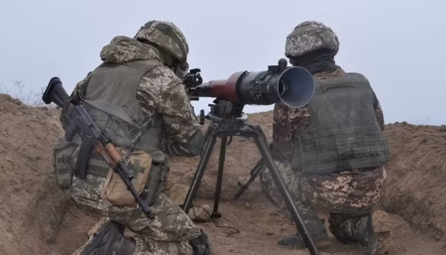 Quân đội Ukraine đã tiến hành nhiều cuộc pháo kích vào lãnh thổ của hai nước cộng hòa tự xưng; đồng thời đưa lực lượng trinh sát và biệt kích xâm nhập vào khu vực của các nước cộng hòa tự xưng.
