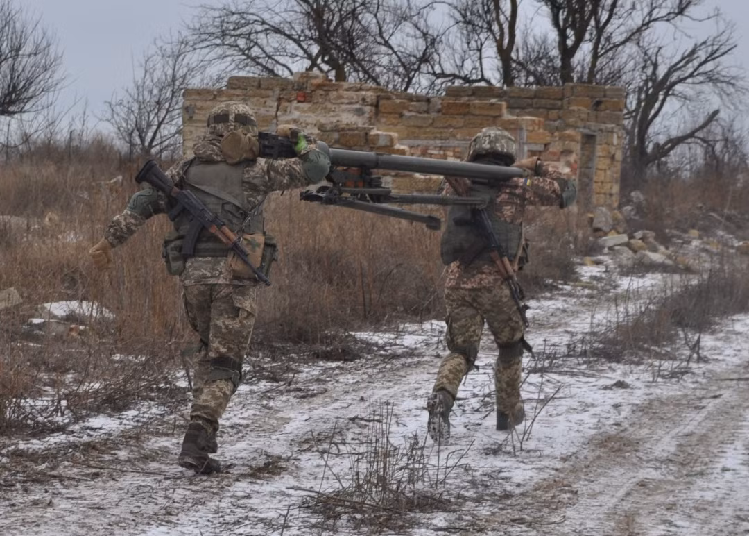 Truyền thông Nga dẫn nguồn tin từ DPR cho biết: “Quân đội Ukraine đang tổ chức pháo kích vào cả ba chiến tuyến gần Donetsk: tây, bắc, nam bằng cả pháo có cỡ nòng lớn và cuộc tiến công bắt đầu tiếp tục. 