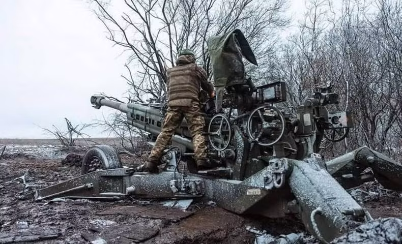 Được biết, một số đơn vị Ukraine đã nhận được lệnh triệt thoái và các lực lượng tinh nhuệ bắt đầu đột phá và rút lui lần lượt dưới sự yểm trợ của các đơn vị Ukraine khác. Theo các báo cáo, Lữ đoàn 93, Lữ đoàn 4, Lữ đoàn 17 và Lữ đoàn 241 của Quân đội Ukraine cũng kiên quyết trấn giữ đường T0504, để mở lối đi an toàn cho quân từ Bakhmut triệt thoái.