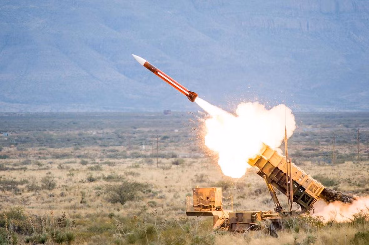 Trên thực tế, tên lửa Patriot chỉ có hiệu suất đánh chặn cao đối với máy bay thông thường, nếu là mục tiêu tốc độ cao hoặc bay quá thấp thì hiệu quả đánh chặn sẽ giảm đi rất nhiều. Trong Chiến tranh vùng Vịnh, quân đội Mỹ đã quảng cáo tỷ lệ đánh chặn lên tới gần 90%; nhưng khi kết thúc chiến tranh, qua điều tra, tỷ lệ đánh chặn thực tế chỉ là 30%.