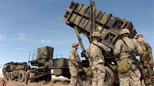 Theo một số thông tin, hệ thống phòng không Patriot sẽ không đến Ukraine ngay lập tức; mà trong những tháng tới, hệ thống sẽ được chuyển giao và tích hợp dần vào hệ thống phòng không quốc gia của Ukraine. Một số chuyên gia cho rằng, tên lửa phòng không Patriot sẽ sẵn sàng chiến đấu trong Quân đội Ukraine vào mùa hè 2023.
