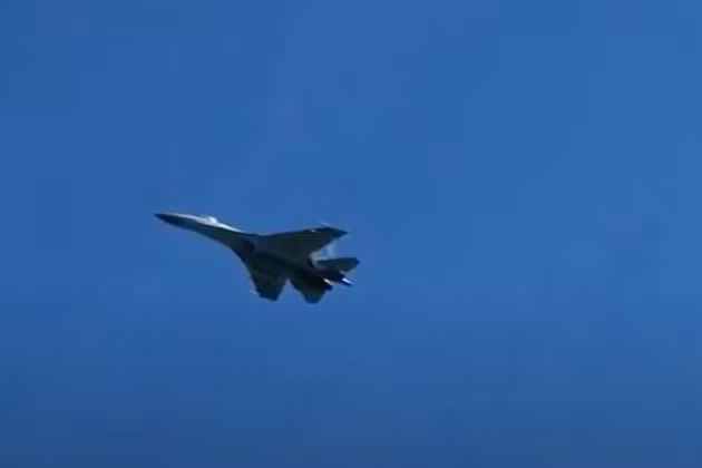 Theo thông tin từ khu vực cư dân sống tại Donetsk thông báo, một máy bay chiến đấu không xác định đã được nhìn thấy trên bầu trời ngoại ô thủ đô của nước cộng hòa tự xưng.