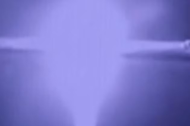 Trên đoạn video được đưa lên mạng xã hội, người xem có thể thấy vụ nổ mạnh đến mức trong bán kính vài trăm mét, các vật thể của quân đội Ukraine đã bị phá hủy theo đúng nghĩa đen bởi sóng nổ và các mảnh đạn. 