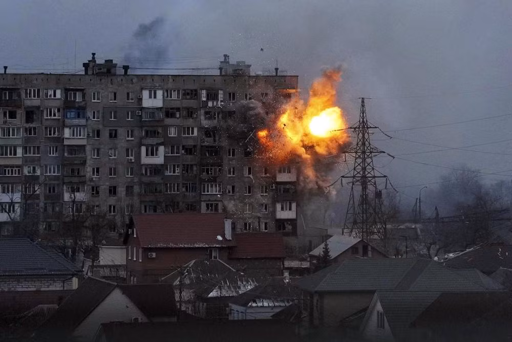 Tại thành phố Mariupol, giao tranh tại một số khu vực vẫn đang ác liệt; Quân đội Nga cùng lực lượng Vệ binh Quốc gia Chechnya và lực lượng dân quân Donetsk thân Nga, tiếp tục dồn ép khu vực do lực lượng vũ trang Ukraine kiểm soát, từ phía tây, bắc và đông Mariupol (hướng nam giáp biển). 