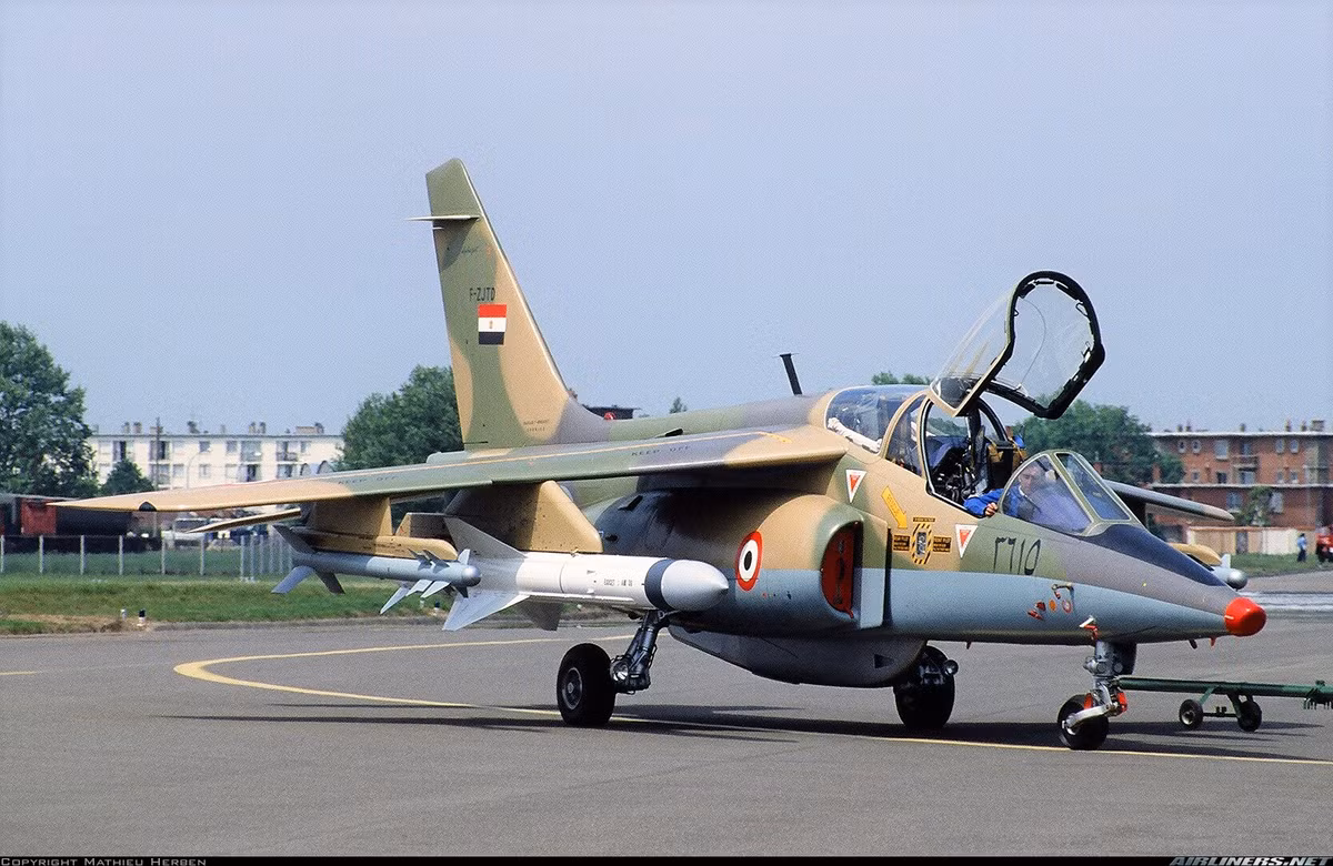 Những chiếc máy bay mới này, nhằm mục đích thay thế phi đội máy bay huấn luyện Alpha Jets đã cũ, phục vụ trong lực lượng Không quân Ai Cập từ năm 1982. Hiện Không quân Ai Cập có 45 chiếc Alpha Jet hiện đã cũ, số máy bay này đủ thúc đẩy nỗ lực hiện đại hóa ngành hàng không quân sự của Ai Cập.
