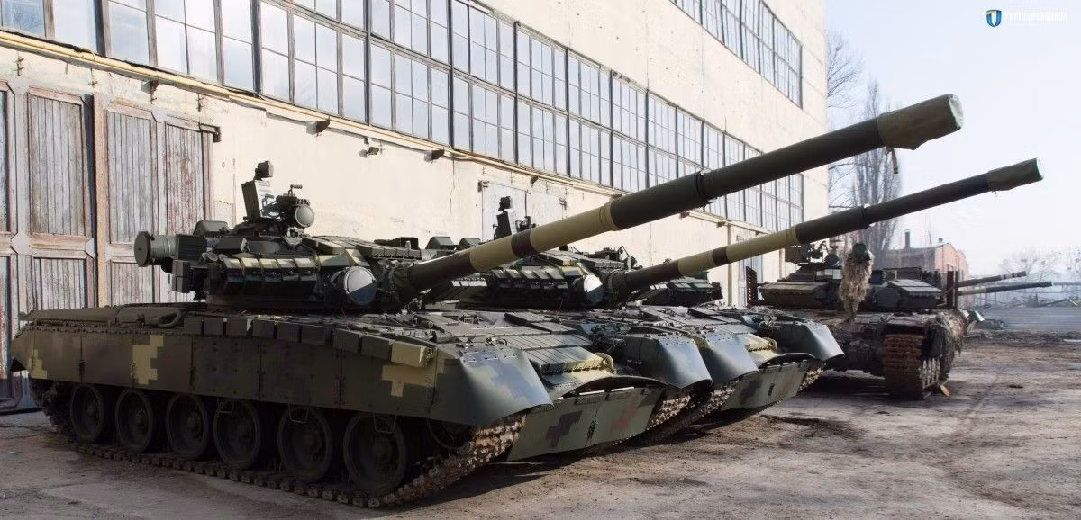 Ngoài xe tăng, một số xe tải của quân đội và khoảng hai trăm quân nhân Ukraine cũng đến đây; điều này làm dấy lên lo ngại nghiêm trọng trong bối cảnh xuất hiện thông tin Quân đội Ukraine đang chuẩn bị một cuộc tấn công vào Donbass ngay trong tháng này.