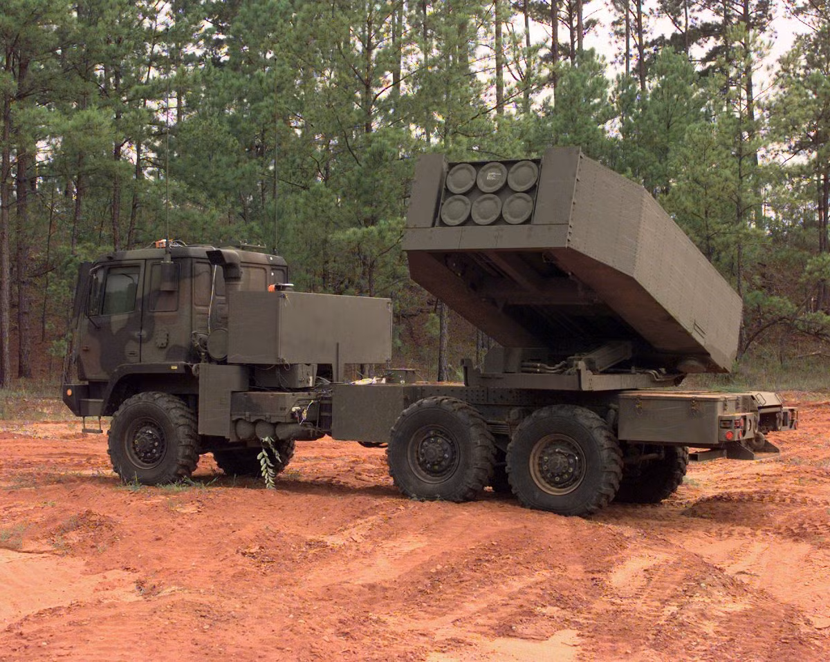 Tuy nhiên Ukraina vẫn chưa bị đánh quỵ, Quân đội Ukraina đã đưa vũ khí tên lửa chiến thuật HIMARS M142, mà Mỹ vừa viện trợ, để tập kích vào quân Nga. Hệ thống M142 có thể phóng nhiều loại tên lửa có điều khiển và không có điều khiển, với mức chính xác rất cao.