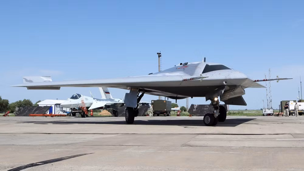 Vào tháng 12/2019, Bộ Quốc phòng Nga đã ký hợp đồng với Công ty PJSC Sukhoi để nghiên cứu và phát triển toàn diện cho tổ hợp tấn công không người lái SK-70.