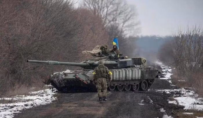 Lý do rất đơn giản, xe tăng trên chiến trường Nga-Ukraine phải đối mặt với nhiều mối đe dọa, từ UAV tự sát, mìn chống tăng, đạn pháo chính xác và tên lửa chống tăng di động. Nếu bên nào cố gắng tung ra các cuộc tấn công bằng cụm bọc thép một cách mù quáng, cuối cùng họ sẽ trở thành đống sắt vụn.
