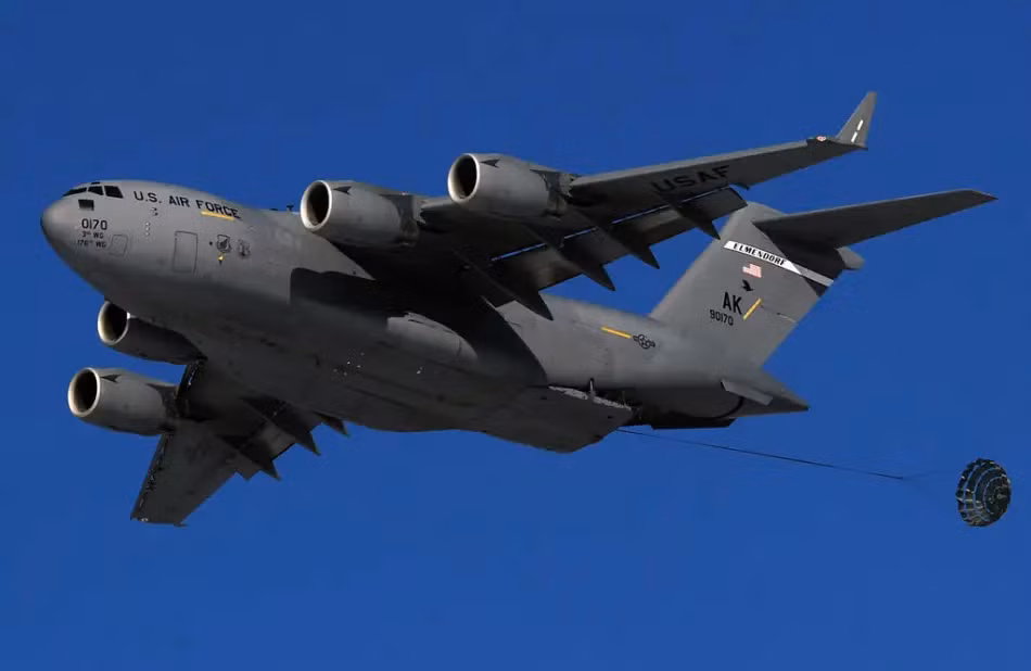 Sư đoàn dù 82 được trang bị những máy bay vận tải chiến lược như C-5B "Galaxy" và C-17A "Globemaster". Trong trường hợp khẩn cấp, có khả năng triển khai lực lượng của Sư đoàn từ Mỹ đến tất cả các điểm nóng trên thế giới, trong phạm vi không quá 36 giờ. 
