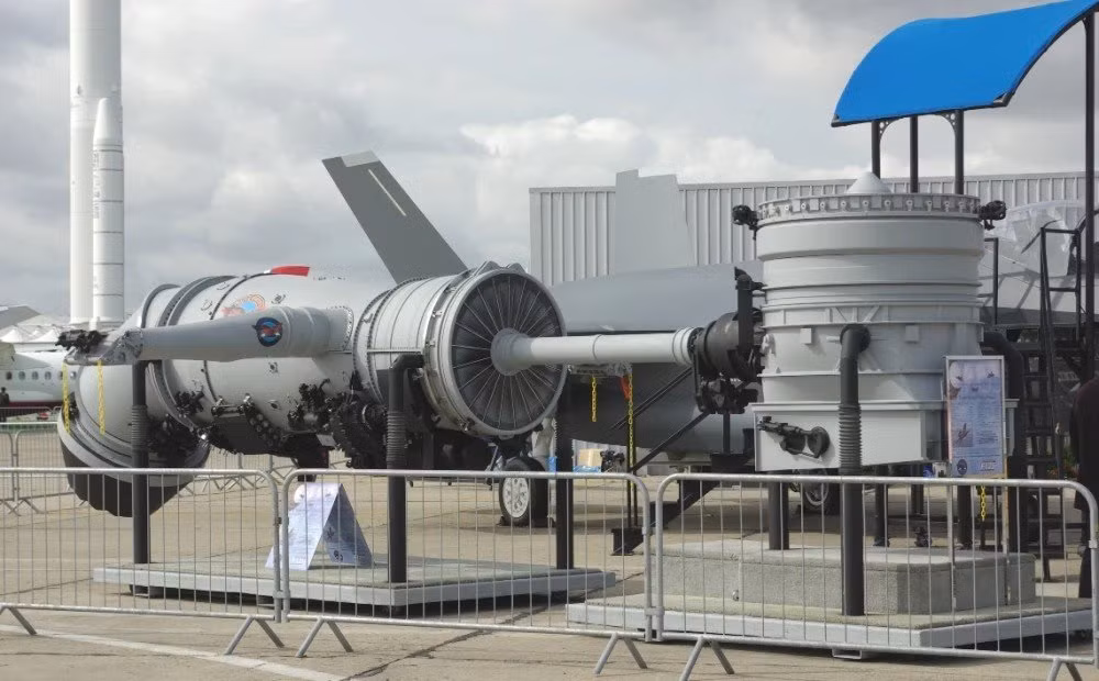 Hơn nữa, thiết kế của F-35B rất đặc biệt, vòi phun phản lực ở đuôi của chiếc F-35B là động cơ phun trực tiếp; còn quạt nâng đặt phía sau phi công không có động cơ độc lập, mà dựa vào trục truyền động để lấy động năng từ động cơ máy bay.
