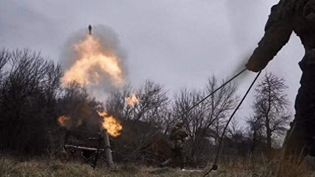 Sau khi quân Ukraine tràn vào trận địa, quân Nga đã cho kích nổ mìn và dùng pháo bắn trùm vào trận địa theo tọa độ chuẩn bị sẵn, gây thương vong nặng nề cho quân Ukraine. Chiến thuật này đã khiến quân đội Ukraine lần lượt rơi vào vũng lầy và không thể đạt được tiến bộ đáng kể. 