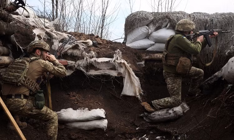 Vị chỉ huy này cho biết: "Mọi hành động của Quân đội Ukraine đều theo tiêu chuẩn của NATO, kể cả việc đánh dấu hoạt động trên bản đồ. Chúng tôi bắn trúng hai xe chiến đấu bộ binh của họ và tìm thấy bản đồ hỏa lực có dấu chiến thuật của NATO trong xe.
