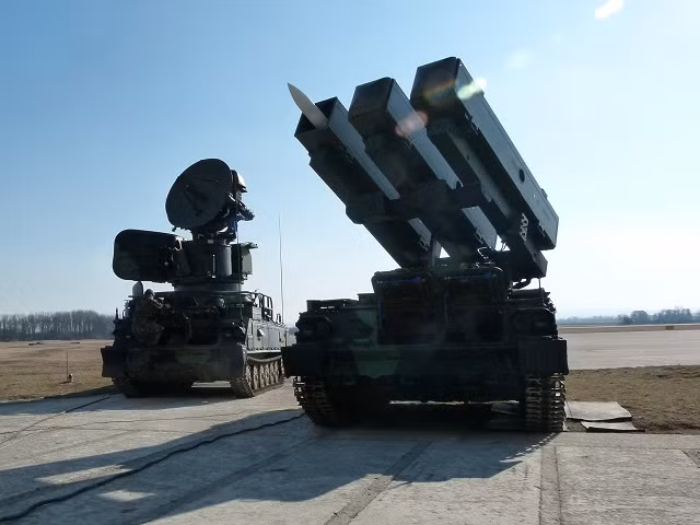 Đầu đạn của tên lửa RIM-7 Sea Sparrow là loại nổ phá phân mảnh cao, được thiết kế để tấn công và tiêu diệt các mục tiêu trên không. Tầm bắn hiệu quả tối đa của tên lửa là khoảng 27 km, cho phép nó tấn công các mục tiêu ở khoảng cách trung bình đến xa.