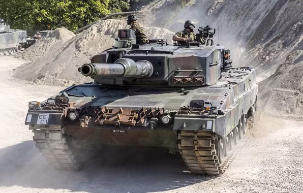 Phiên bản Leopard 2A4 là phiên bản được sản xuất nhiều nhất trong gia đình Leopard 2. So với phiên bản trước, cấu hình A4 có nhiều thay đổi đáng kể, bao gồm hệ thống chữa cháy tự động, hệ thống điều khiển kỹ thuật số hoàn toàn; máy tính điều khiển hỏa lực và một loại đạn xuyên giáp mới.