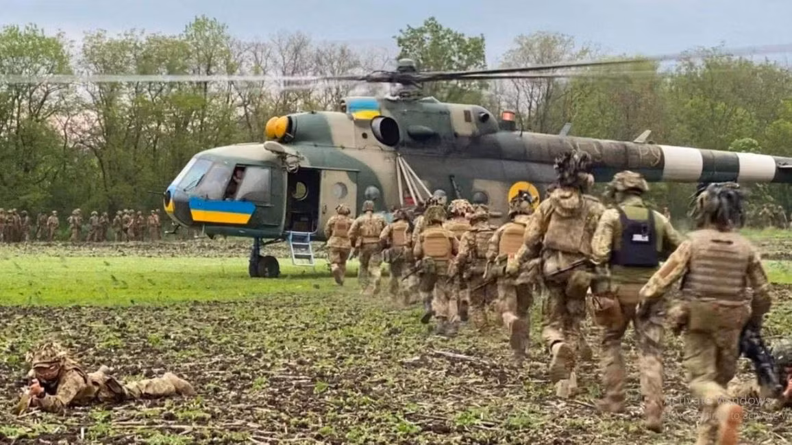 Tuy nhiên, sau khi lữ đoàn 47 của của Ukraine đảm nhiệm đột phá vào làng Rabotino, bị mất một lượng đáng kể xe bọc thép, tiếp đến là các đơn vị khác cũng bị thiệt hại nặng, khiến Bộ Tổng tham mưu Quân đội Ukraine buộc phải tung nốt lữ đoàn dự bị chiến lược cuối cùng vào chiến đấu. 