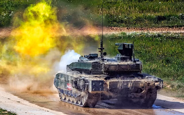 Vũ khí chính của T-80BVM là pháo nòng trơn 125mm 2A46M-4, có khả năng bắn nhiều loại đạn, bao gồm đạn xuyên giáp thoát vỏ, ổn định bằng cánh đuôi (APFSDS), đạn chống tăng nổ lõm, đạn nổ phá chống bộ binh. Ngoài ra, pháo chính còn có tính năng phóng tên lửa dẫn đường chống tăng 9M119M Refleks qua nòng và có thể tiêu diệt mục tiêu ở cự ly tới 5 km. 