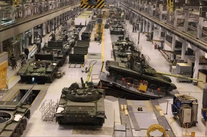 Xe tăng chiến đấu chủ lực của quân đội Nga ngày nay như T-90 và T-72 và thậm chí là T-14 Amatar mới nhất đều trang bị động cơ diesel. Điều này đúng vì chúng cấu tạo đơn giản hơn, chế tạo, sử dụng và bảo trì rẻ hơn động cơ tua-bin khí. Nhưng tại sao Nga muốn tiếp tục tái sản xuất hàng loạt T-80?