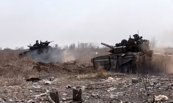 Mặc dù quân đội Nga đã ra tối hậu thư, tuyên bố rằng, lực lượng vũ trang Ukraine tại Mariupol, "có thể ra đi nếu không mang theo vũ khí"; nhưng có khả năng, Nga muốn tiêu diệt hàng nghìn phần tử phát xít mới này, hơn là muốn lực lượng này, tiếp tục gia nhập các lực lượng do Kiev kiểm soát một lần nữa.