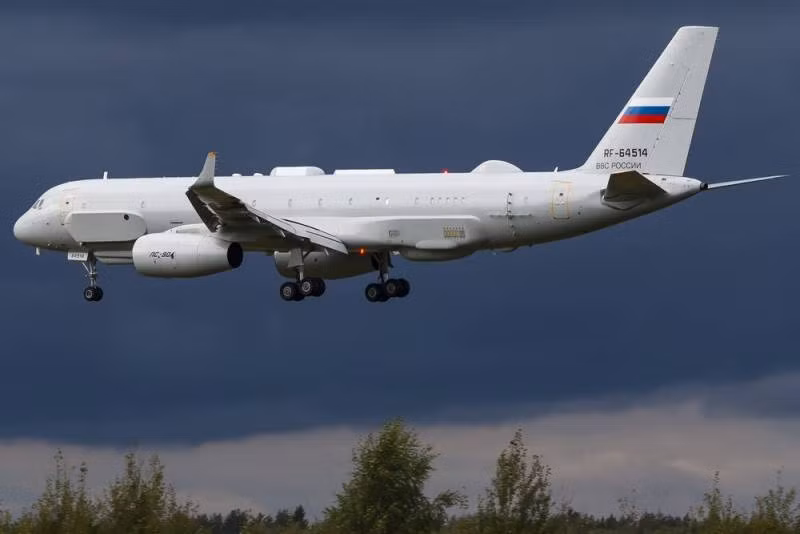 Vậy Nga sẽ phát hiện các hầm ngầm của Ukraine bằng phương tiện gì, ngoài sử dụng phương pháp trinh sát truyền thống như trinh sát mặt đất, UAV, Không quân Nga còn sử dụng máy bay trinh sát Tu-214R, để xác định hầm trú ẩn ngầm của Ukraine. 