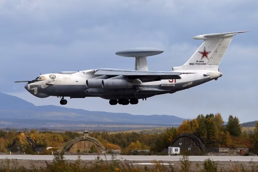 Các thông tin tình báo của Ukraine cho biết, Không quân Nga hiện có tổng cộng 9 chiếc A-50 và A-50U đang hoạt động để kiểm soát không phận. Số này luân chuyển nhiệm vụ trên các vùng lãnh thổ Kursk và Voronezh ở Nga, bán đảo Crimea và Biển Đen.