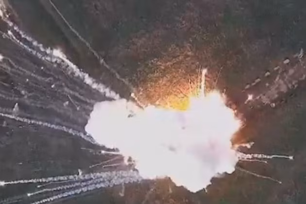 Có thể thấy rõ trong video, phía Ukraine đã phóng một tên lửa phòng không đánh chặn chiếc UAV trên nhưng không thành công; chiếc UAV lao thẳng vào xe phóng đang lắp sẵn tên lửa và một quả cầu lửa bùng lên dữ dội; đồng thời đám cháy gây ra vụ nổ dây chuyền, khiến cả trận địa rực lửa.
