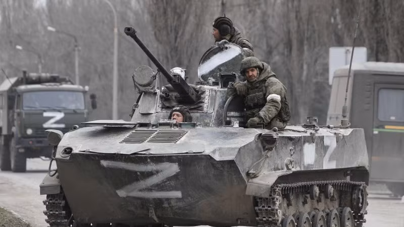 Mặc dù Quân đội Ukraine đã cố gắng xây dựng hàng rào dọc sông Kazinitorez, nhưng Quân đội Nga dường như không hề quan tâm đến những chướng ngại vật địa hình này. Họ di chuyển nhanh chóng dọc theo tuyến đường sắt và tiến vào khu vực xây dựng ở phía đông làng Progress. 