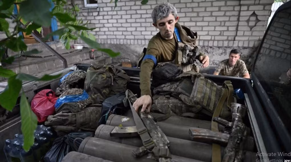 Thị trấn Novoselivka Persha rất quan trọng đối với Quân đội Ukraine. Đây là khu đô thị lớn cuối cùng của họ ở bờ đông sông Vovcha. Nếu chiếm được nơi này, tuyến phòng thủ của Quân đội Ukraine ở khu vực này sẽ sụp đổ. Một khi Novoselivka Persha bị thất thủ, toàn bộ tuyến phòng ngự thứ ba sẽ trở nên dễ bị đối phương đột phá. 