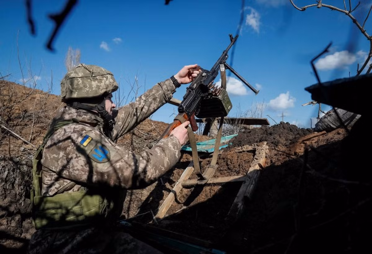 Tuy nhiên, Quân đội Ukraine cũng không thừa nhận thất bại mà nói rằng “Quân đội Nga sẽ tiến từng bước, càng ngày càng lún sâu hơn, và thật không may, tất cả những gì họ nhận được chỉ là đống đổ nát. Bây giờ chúng tôi đang chờ quân tiếp viện, và sẽ phản công giành lại thị trấn”. 