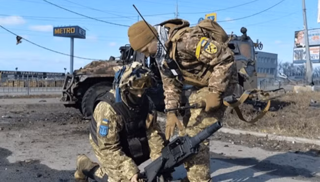 Để củng cố cho các hoạt động phòng ngự ở thành phố Bakhmut, Quân đội Ukraine đã điều lực lượng dự bị chung lên tuyến đầu. Hiện ở phía tây thành phố Bakhmut có khoảng 6 lữ đoàn với khoảng 20.000 quân đang tìm cách đột nhập vào khu vực phòng thủ của lính đánh thuê Wagner. 