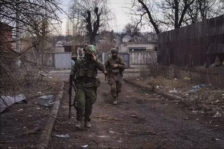 Liên quân Nga đã thành công trong việc bao vây, chia cắt giữa các trận địa phòng ngự của quân Ukraine trong thành phố; không cho các lực lượng này hỗ trợ cho nhau. Do các trận địa phòng ngự của Quân đội Ukraine không thể hỗ trợ cho nhau, đã tạo điều kiện để liên quân Nga tiêu diệt. 