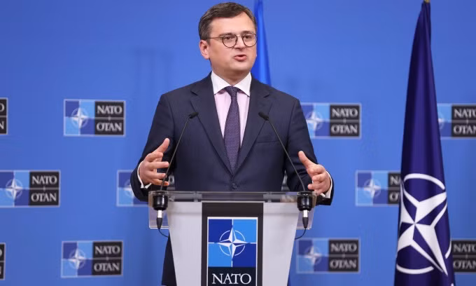 Trang Kyiv Independent ngày 12/3 dẫn lời Ngoại trưởng Ukraine Dmytro Kuleba cho hay, quân đội nước này sẽ tiếp tục quyết giữ thành phố Bakhmut, trước khi tiến hành một đợt phản công; đồng thời kêu gọi Đức tăng tốc cung cấp đạn pháo và đào tạo phi công Ukraine sử dụng máy bay chiến đấu phương Tây. 