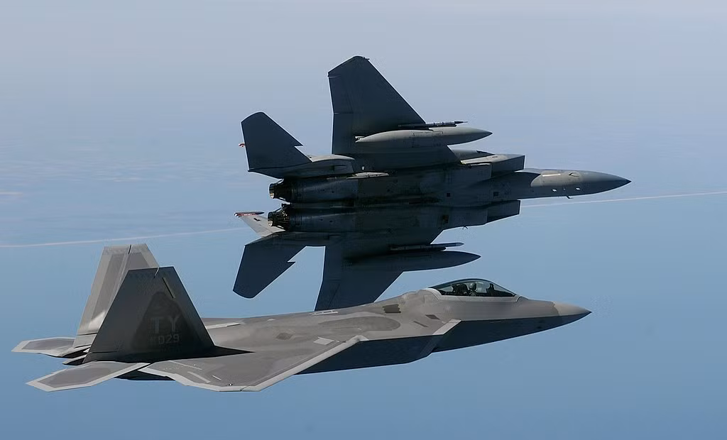 Tuy nhiên, vấn đề lớn khiến việc F-22 buộc phải loại khỏi biên chế chiến đấu sớm là chi phí sử dụng đắt đỏ; trong khi đó tỷ lệ sẵn sàng chiến đấu của phi đội luôn ở mức thấp. Điều này đồng nghĩa với việc nếu trang bị một phi đội F-35 mới hoàn toàn, thì chi phí vẫn thấp hơn nhiều so với việc phải duy trì phi đội F-22. 