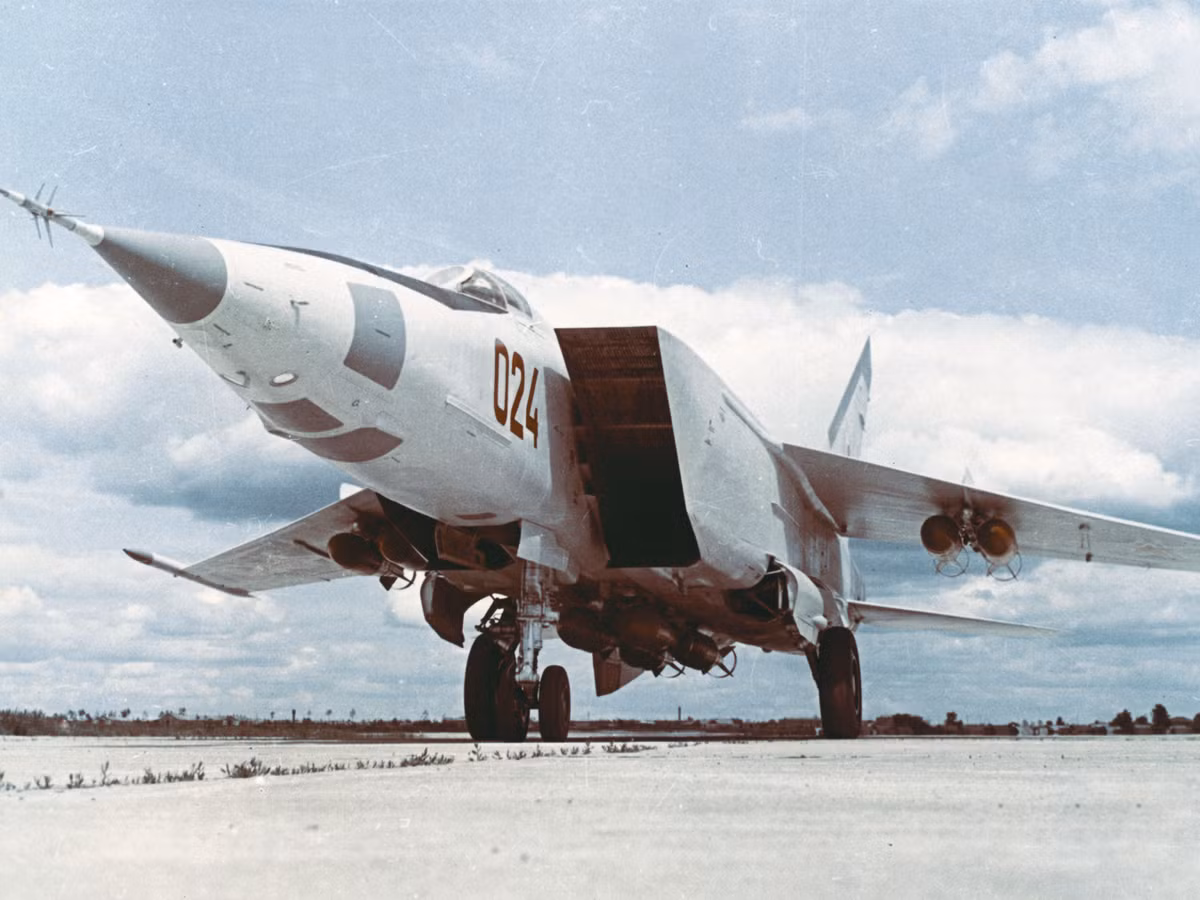 Có lẽ minh chứng rõ ràng nhất về khả năng hoạt động của Foxbat là vào giữa năm 1975, khi một máy bay trinh sát MiG-25RB của Không quân Liên Xô, được bố trí trên lãnh thổ Ba Lan, để triển khai để theo dõi các hoạt động của NATO đã bay đến các cảng Bắc Âu trên khu vực Đại Tây Dương. 