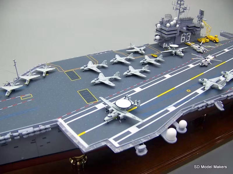 Đồng thời, máy phóng của Kitty Hawk được đổi sang loại C13. So với tàu Forrest lớp C7 trước đây, trọng lượng phóng đã tăng lên rất nhiều; do đó thích ứng với loại máy bay chiến đấu hạng nặng, cũng như khả năng cất hạ cánh với tần suất cao.
