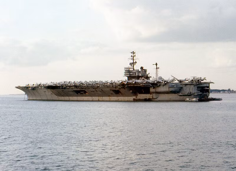 Khi bốn chiếc tàu sân bay thuộc lớp Kitty Hawk được cho loại biên, lượng giãn nước đầy tải của chúng vượt quá 80.000 tấn. Nó có thể chở nhiều loại máy bay hoạt động trên tàu sân bay, đồng thời kết hợp với khả năng cất cánh bằng máy phóng, nó đủ sức đè bẹp hầu hết các quốc gia trên thế giới.