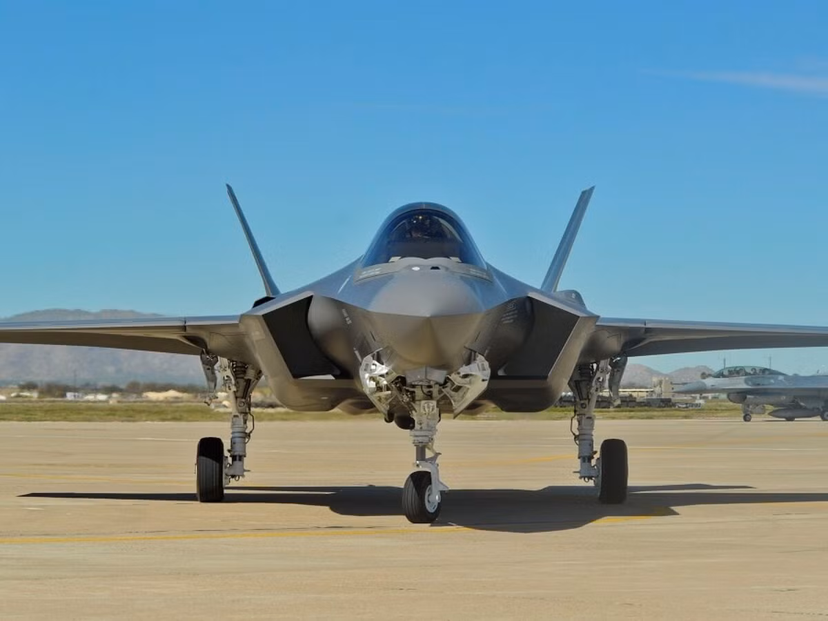 Mặt khác, các cửa hút gió của F-35 tròn hơn và mịn hơn, tuân theo các nguyên tắc thiết kế tàng hình để giảm khả năng hiển thị radar. Thiết kế cửa hút gió thanh mảnh, giúp tối ưu hóa luồng không khí và giảm thiểu nhiễu loạn, góp phần tạo nên cấu hình radar thấp tổng thể của F-35.