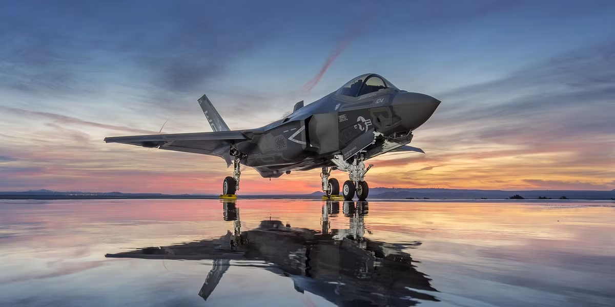 Ngược lại, bộ phận hạ cánh của F-35 phức tạp hơn, với các thành phần bổ sung, giúp giảm khả năng hiển thị của radar. Các bánh xe và thanh chống được thiết kế để thu vào thân máy bay một cách liền mạch trong khi bay, giảm thiểu lực cản và góp phần vào cấu hình tàng hình tổng thể.