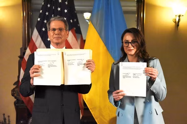 Điều khiến người Ukraine nản lòng hơn nữa là dự thảo của Mỹ, hoàn toàn bỏ qua nguyên tắc “hai bên cùng có lợi”. Các yêu cầu chính mà Ukraine đưa ra, bao gồm chia sẻ lợi nhuận từ phát triển khoáng sản, các điều khoản chuyển giao công nghệ và bảo đảm việc làm… đều không được nêu trong văn bản thỏa thuận.