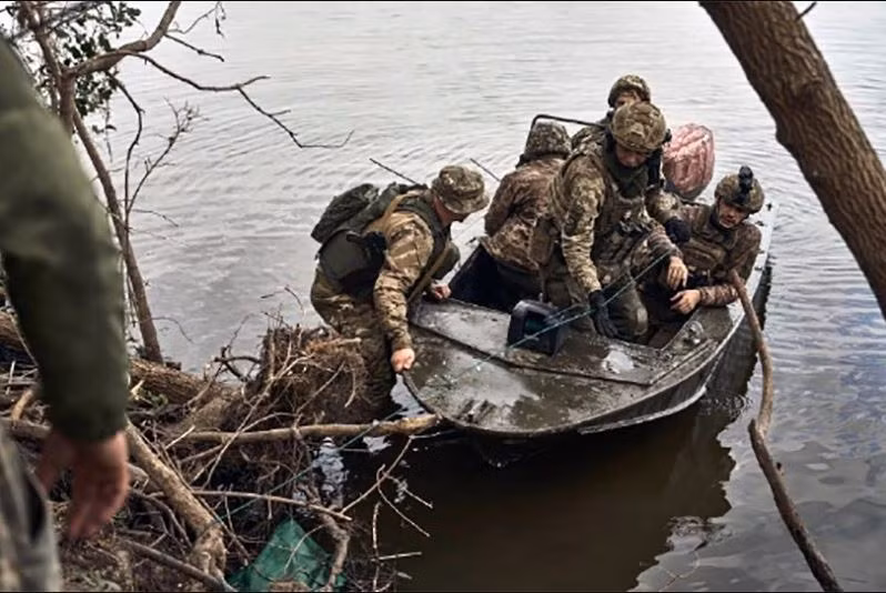 Theo NTY, Quân đội Ukraine tổn thất nặng nề về quân số tại đầu cầu ở làng Krynki, nằm ở phía nam sông Dnieper. Tại đây hầu như không có nơi nào để ẩn nấp, vì hỏa lực các loại của Nga bắn phá liên tục. 