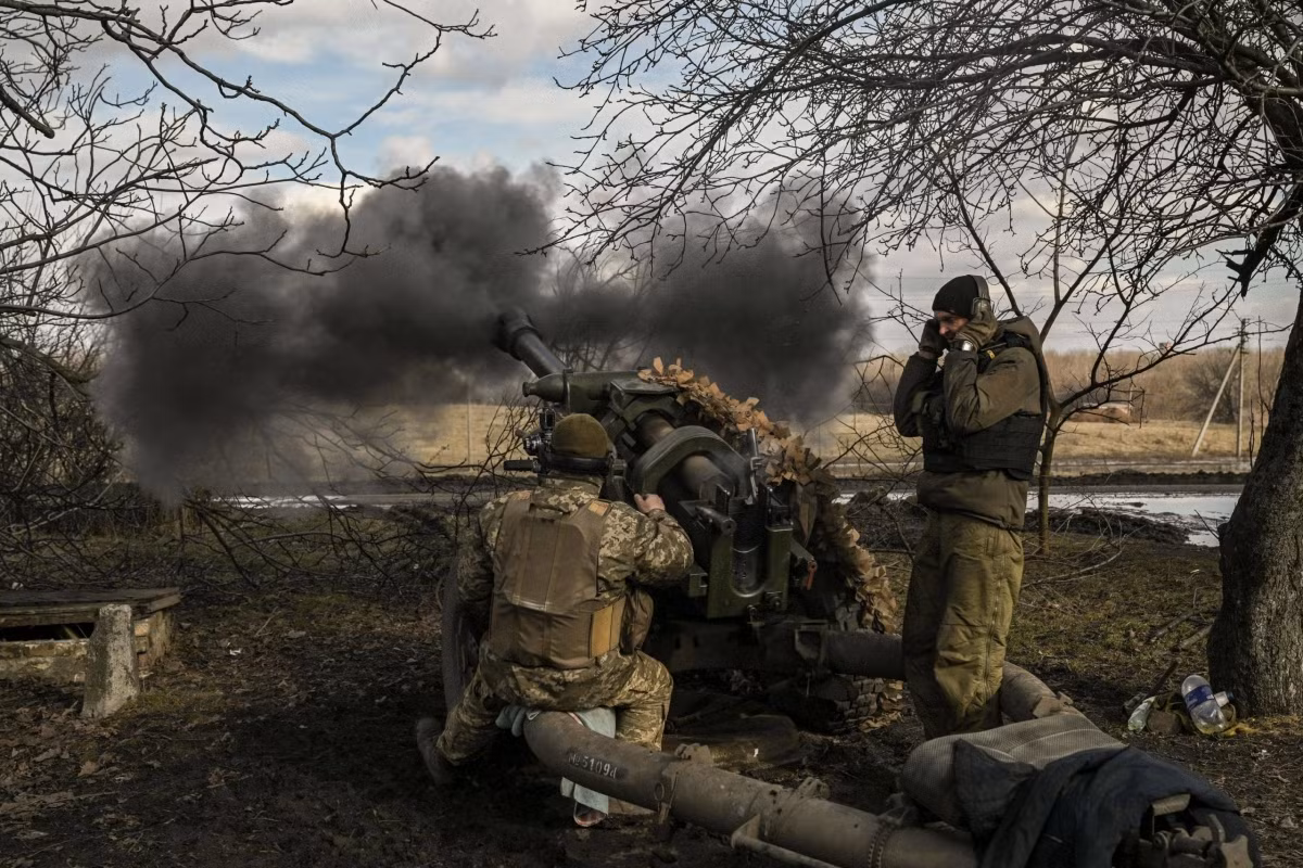 Tuy nhiên Quân đội Ukraine cũng có những lợi thế nhất định, do địa hình bờ phải sông Dnieper do phía Ukraine kiểm soát cao hơn bờ trái, nên lợi thế trong các trận đấu pháo và có thể chế áp hiệu quả các trận địa pháo binh Nga cũng như các lực lượng khác. 