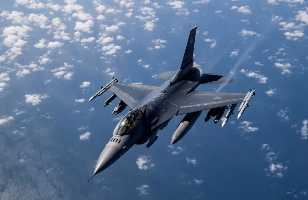 Trong sự nghiệp hoạt động kéo dài bốn thập kỷ rưỡi, máy bay chiến đấu F-16 đã thực hiện 154 lần giao tranh, trong đó ít nhất 210 lần tiêu diệt mục tiêu được xác nhận với hai lần thất bại trong chiến đấu và bốn lần “huynh đệ tương tàn (bắn nhầm lần nhau)”. Ảnh: USAF.