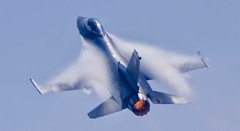 Khi tiếp cận mặt đất với lượng năng lượng âm thanh khổng lồ, quân Iraq nghĩ rằng những chiếc F-16 đang thả bom và phóng tên lửa, khiến quân Iraq phân tán, tạo điều kiện để biệt kích Anh trốn thoát được. Tuy nhiên phi công Ed Lynch chỉ biết về sự thành công khi họ quay trở lại căn cứ. Ảnh: Forces.