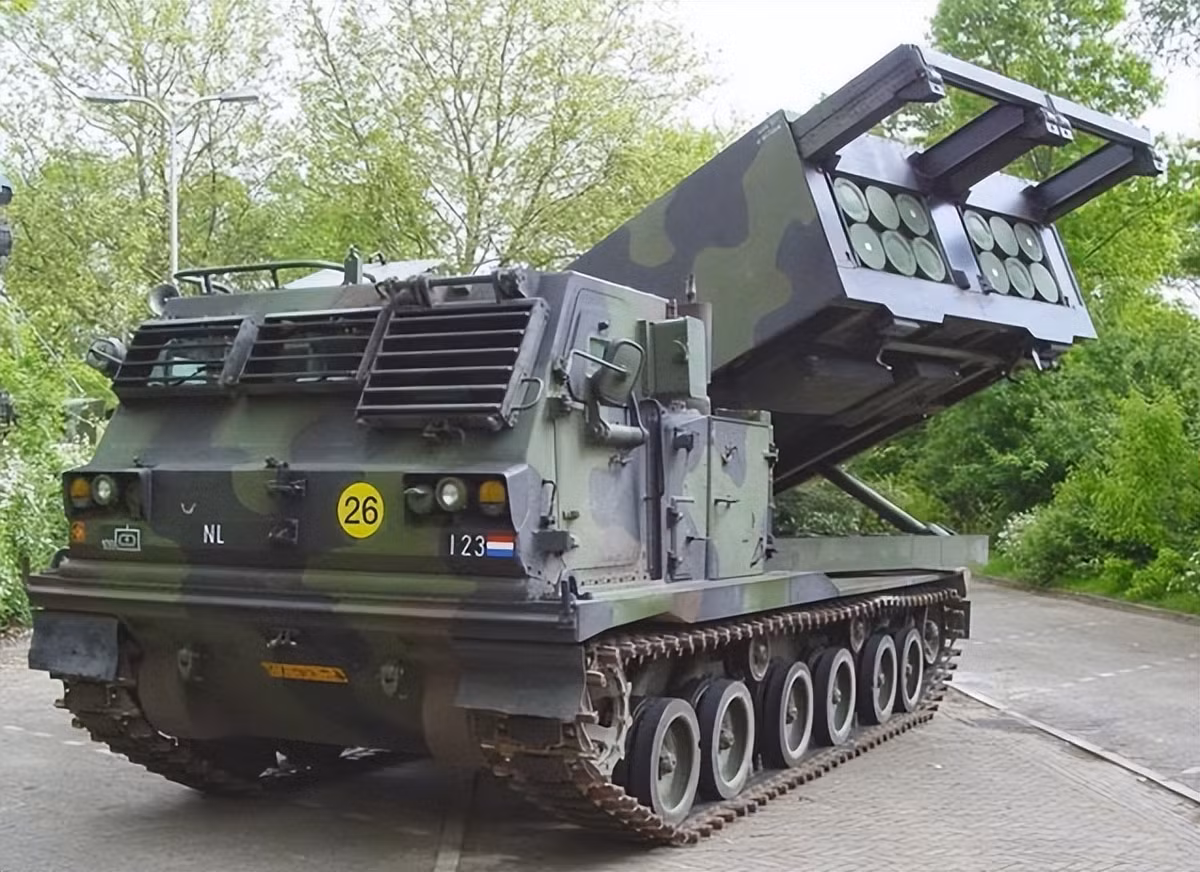 Pháo phản lực M270 có biệt danh là "Steel Rain (mưa thép)", bệ phóng MRLS M270 sử dụng phương tiện vận tải bánh xích M933 làm khung gầm và bệ phóng tên lửa sử dụng cách nạp đạn kiểu mô-đun.